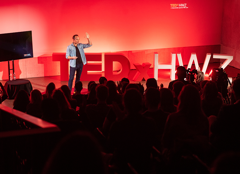 Bild auf Bühne eines Ted Talkes