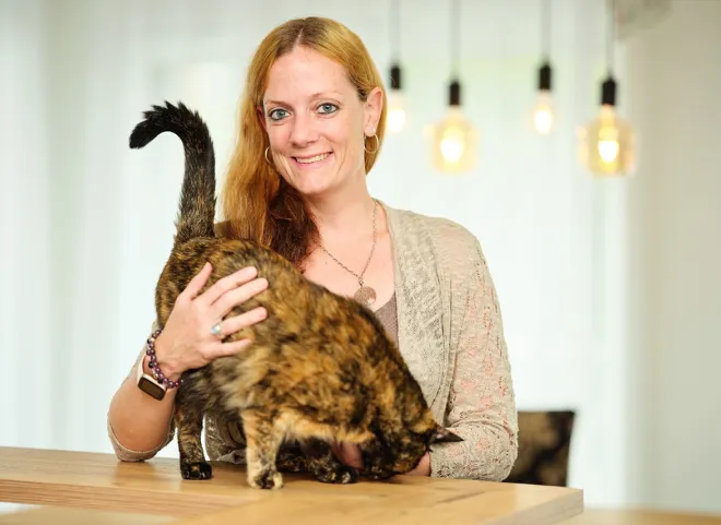 Janine Abplanalp mit Katze