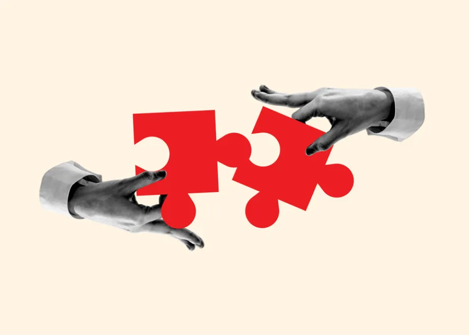 Zwei Hände, die Puzzleteile halten